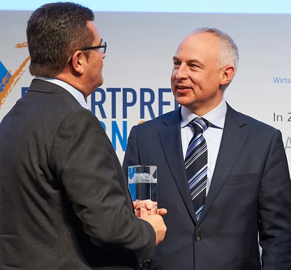 Pascal Mangold receives Bavarian Export Award from State Secretary Franz Josef Pschirer